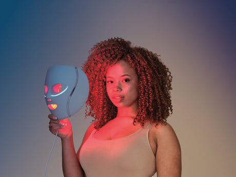 Shark™ CryoGlow™ con luz azul en rutina facial para piel con imperfecciones