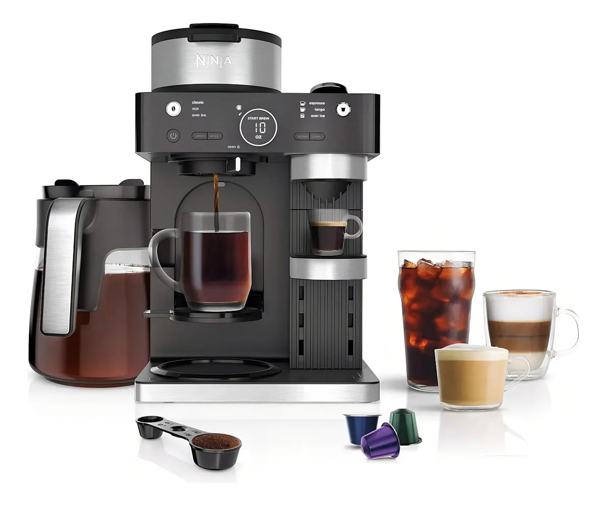 Imagen de la cafetera Barista Plus con espumador incorporado y plegable, preparación con cápsulas Nespresso o café en polvo, bandeja ajustable para tazas y almacenamiento para hasta 20 cápsulas usadas.