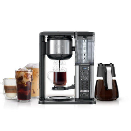 Imagen de la cafetera Ninja, que permite preparar café recién hecho, espresso, bebidas espumosas con leche y cold brew. Ofrece opciones para una taza, media jarra o jarra completa, ideal para disfrutar café a tu manera.