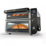 Imagen del horno doble Ninja DCT400 con FlexDoor™ para cocinar dos comidas diferentes simultáneamente, con temperaturas y tiempos independientes. Incluye tecnología Smart Finish™ y FlavorSeal™ para sincronizar hornos y mantener sabores puros, con 12 funciones de cocción y capacidad para freír al aire hasta 6 libras.