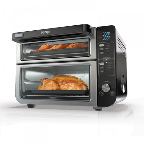 Imagen del horno doble Ninja DCT400 con FlexDoor™ para cocinar dos comidas diferentes simultáneamente, con temperaturas y tiempos independientes. Incluye tecnología Smart Finish™ y FlavorSeal™ para sincronizar hornos y mantener sabores puros, con 12 funciones de cocción y capacidad para freír al aire hasta 6 libras.