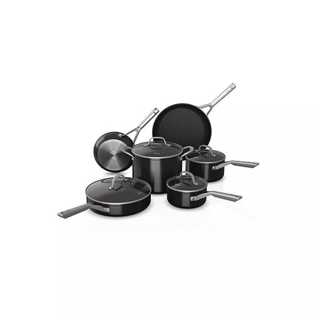 Imagen del Juego de Ollas Ninja NeverStick™ Essential de 10 piezas, con tecnología NeverStick™ para cocción uniforme, apto para horno hasta 500 °F y compatible con todo tipo de cocinas. Ofrece durabilidad, versatilidad y fácil limpieza.