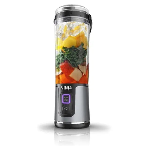 Imagen de la licuadora portátil Ninja Blast™ con base de motor recargable USB-C de 7.4 V, capacidad de 532 ml y tecnología Blast™ para triturar hielo e ingredientes congelados. Incluye asa de transporte, tapa de fácil apertura y función de autolimpieza en 30 segundos.